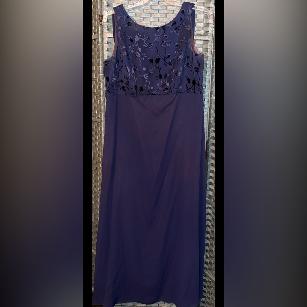 Michangelo Dark Navy Formal Gown – Size 20
Preowned – Excellent Condition